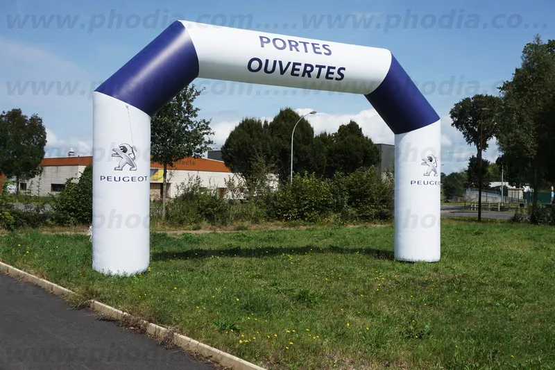 Une arche promotionnelle pour la mise en avant d'une opération commerciale portes ouvertes chez Peugeot