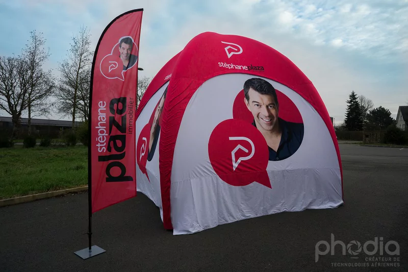 tente gonflable plazza immobilier installée sur le marché d'Angers