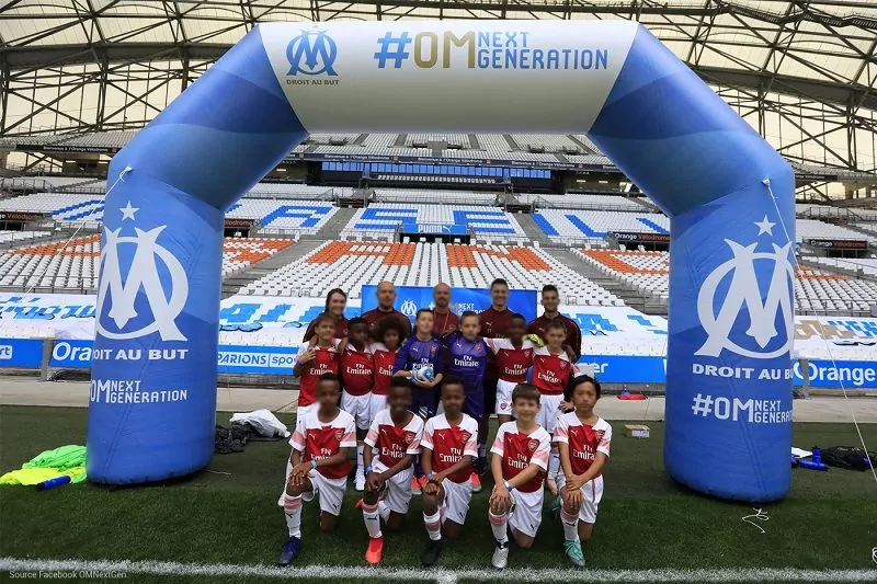 Une arche publicitaire OM dans le stade vélodrome de marseille à l'occasion d'un tournoi de football avec les jeunes espoirs du ballon