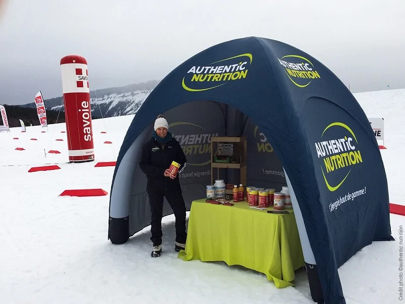 Stand publicitaire gonflable lors d'une course de ski en haute montagne