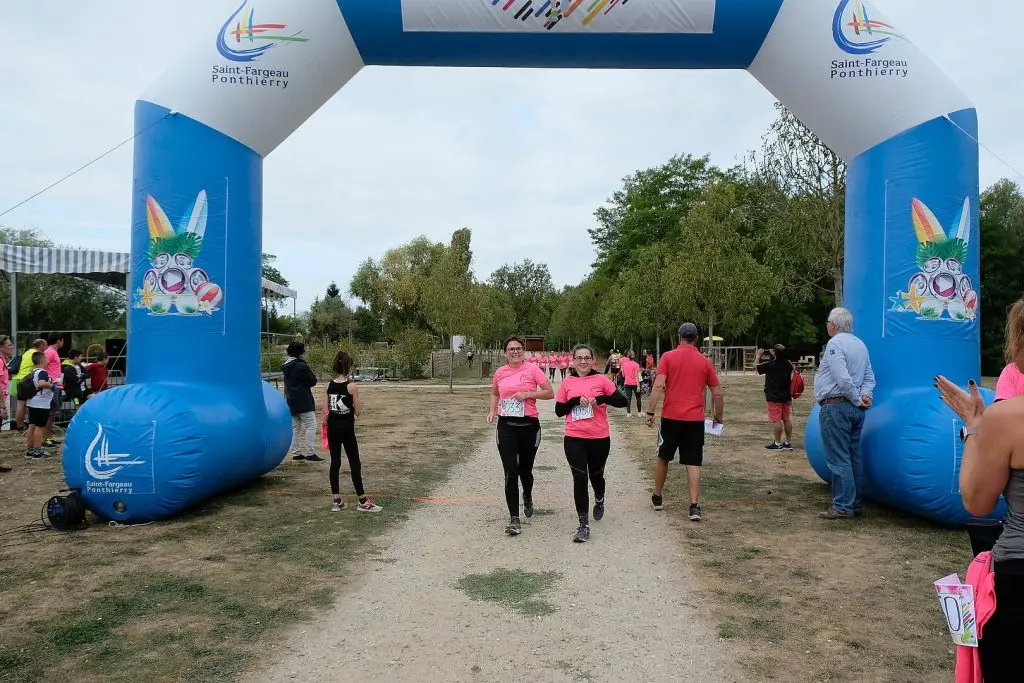 arche gonflable publicitaire course octobre rose La Féréopontaine